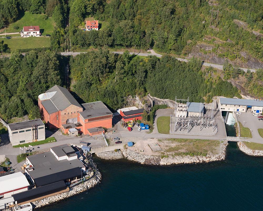 Bj&oslash;lvo power plant is located at &Aring;lvik in Kvam Municipality in Vestland County. The red buildings are the old power plant, which was demolished in 2017.