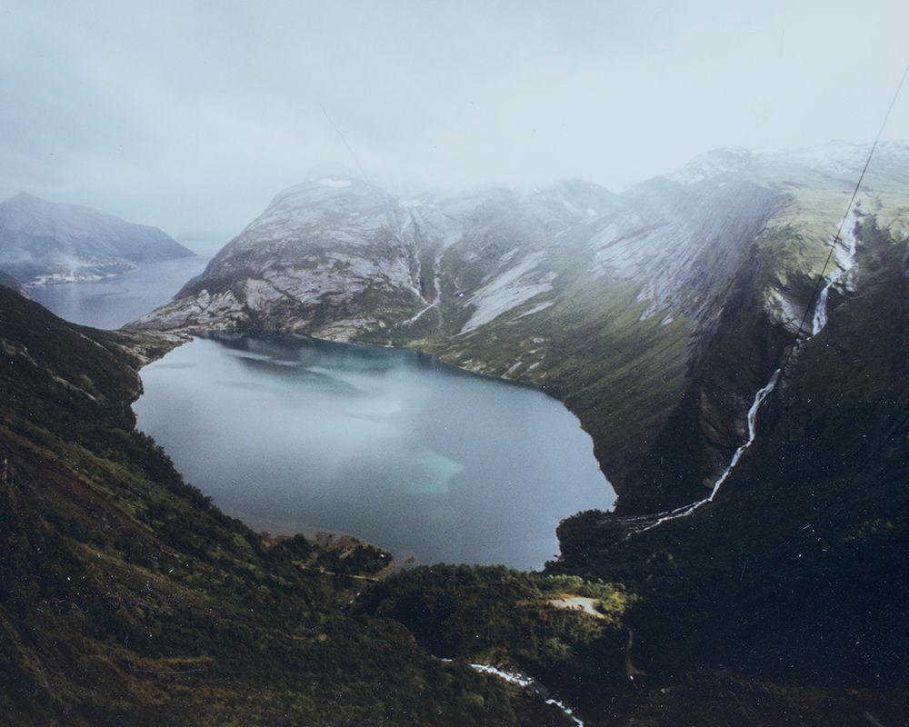 Fykanvann水库，背景是glglfjord 